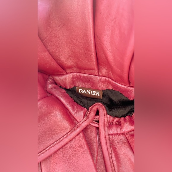 Danier genuine leather fuchsia gloves - Picture 2 of 4